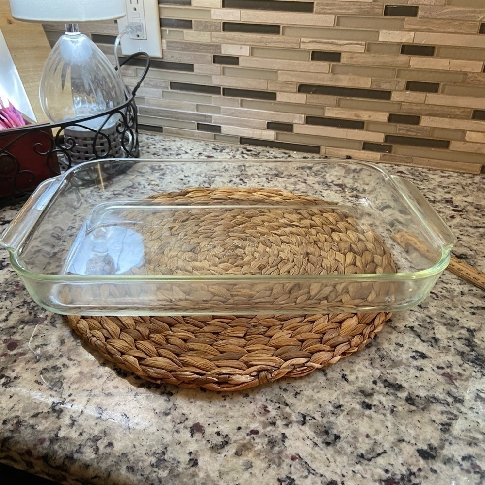 Pyrex 234-R 15 by 10 by 2 in glass baking dish